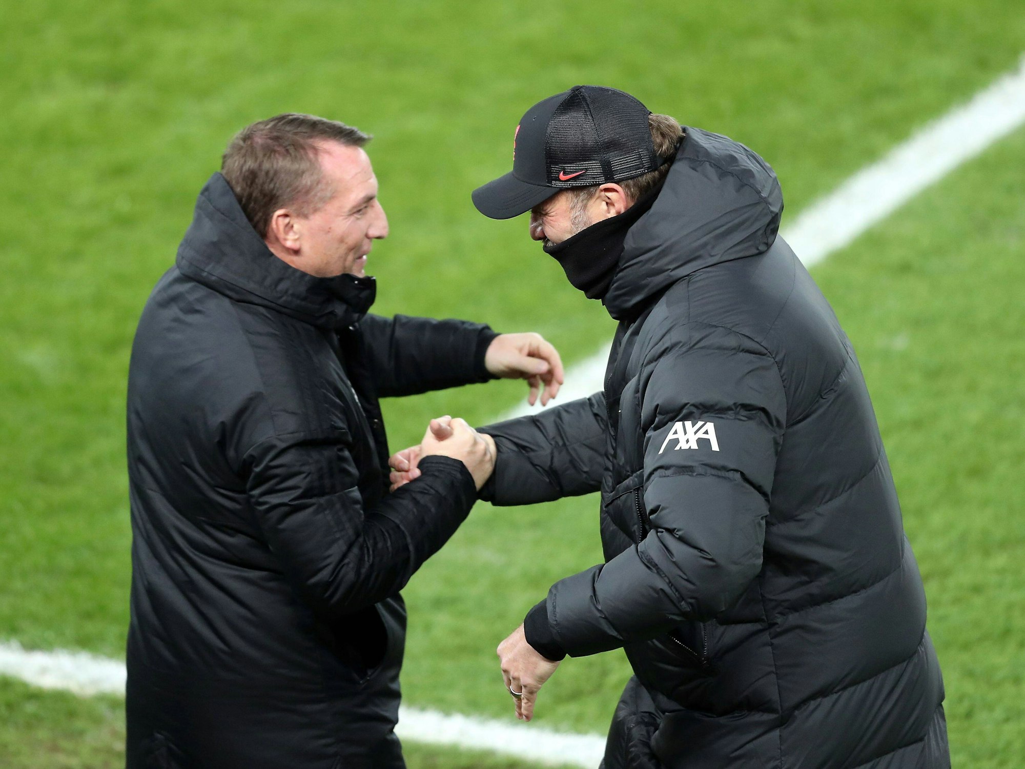 Brendan Rogders (l.) und Jürgen Klopp am 22. Dezember 2021 klatschen sich vor dem Spiel von Leicester City gegen den FC Liverpool ab.
