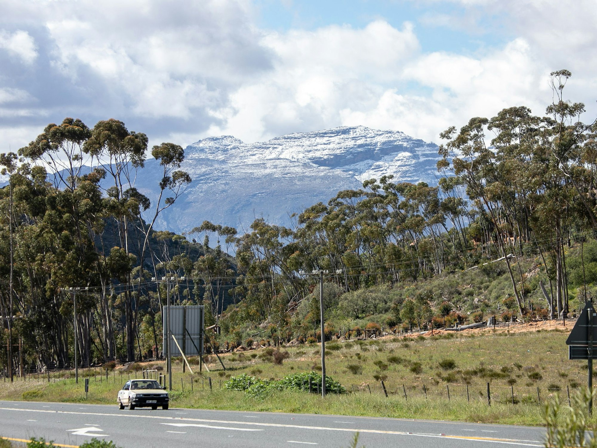 Berge in der Provinz Western Cape sind mit Schnee bedeckt.
