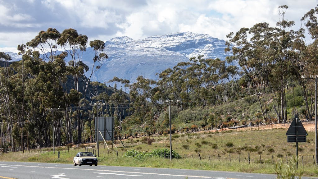 Berge in der Provinz Western Cape sind mit Schnee bedeckt.