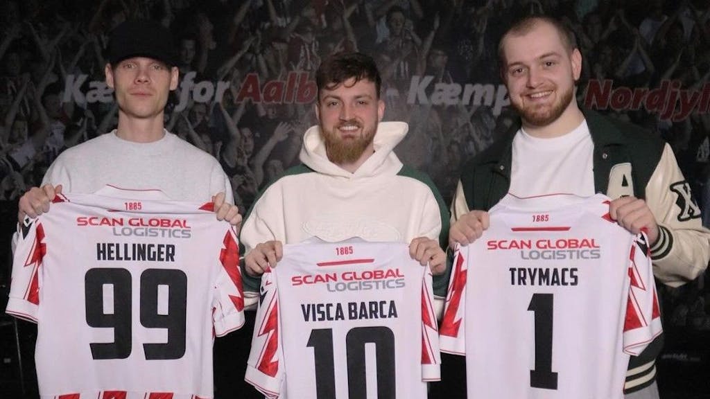 Die deutschen Influencer Anton Rinas (ViscaBarca), Maximilian Stemmler (Trymacs) und Sascha Hellinger (UnsymphatischTV) posieren mit Trikots von Aalborg BK.