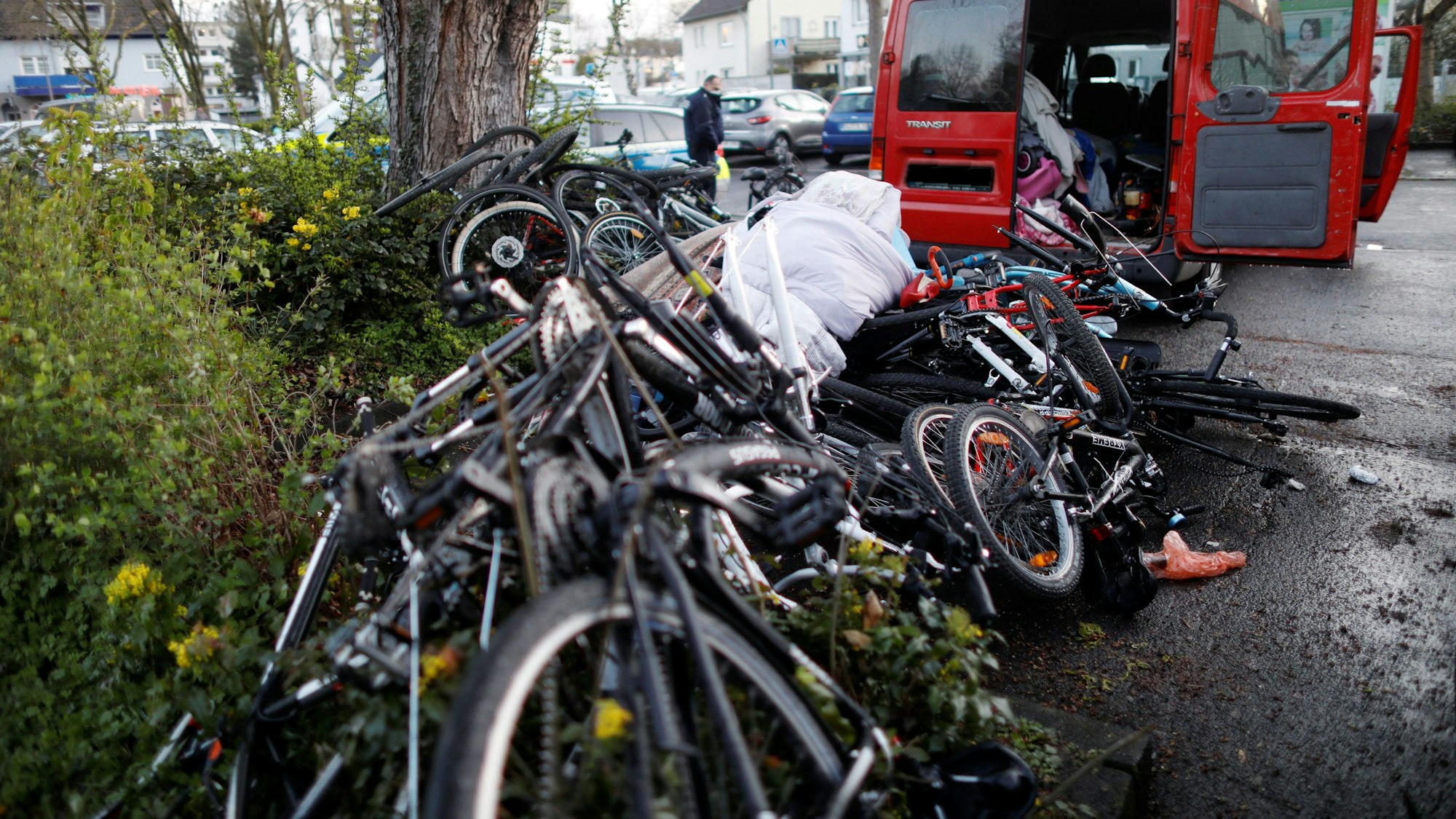 Bei einer Kontrolle in Köln in 2021 stellte die Polizei in einem Transporter mehrere Fahrräder sicher (Symbolbild)