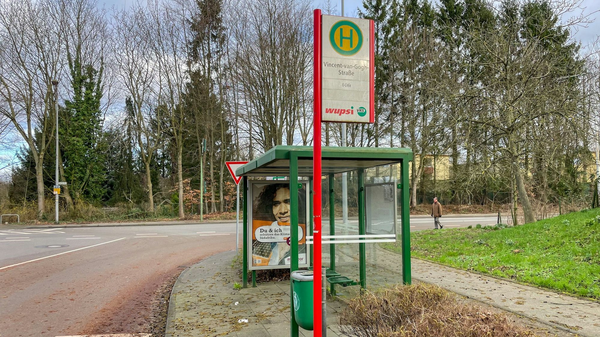 Während die SB22 in Fahrtrichtung Leverkusen-Mitte die Haltestelle Vincent-van-Gogh-Straße anfährt, wird diese in der Gegenrichtung nicht angefahren.