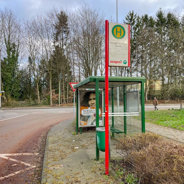 Während die SB22 in Fahrtrichtung Leverkusen-Mitte die Haltestelle Vincent-van-Gogh-Straße anfährt, wird diese in der Gegenrichtung nicht angefahren.