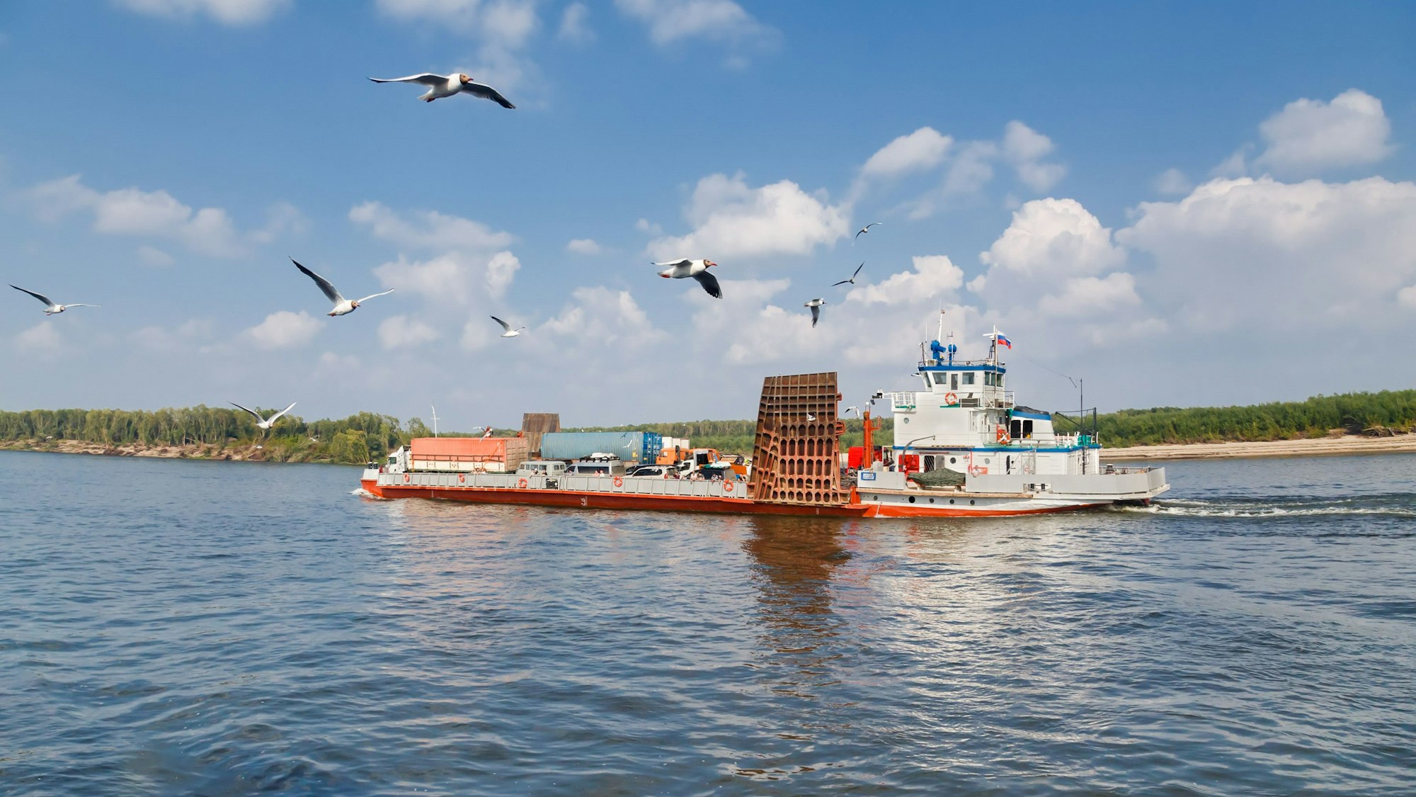 Frachtfähre auf dem Fluss Lena in Jakutien, Russland