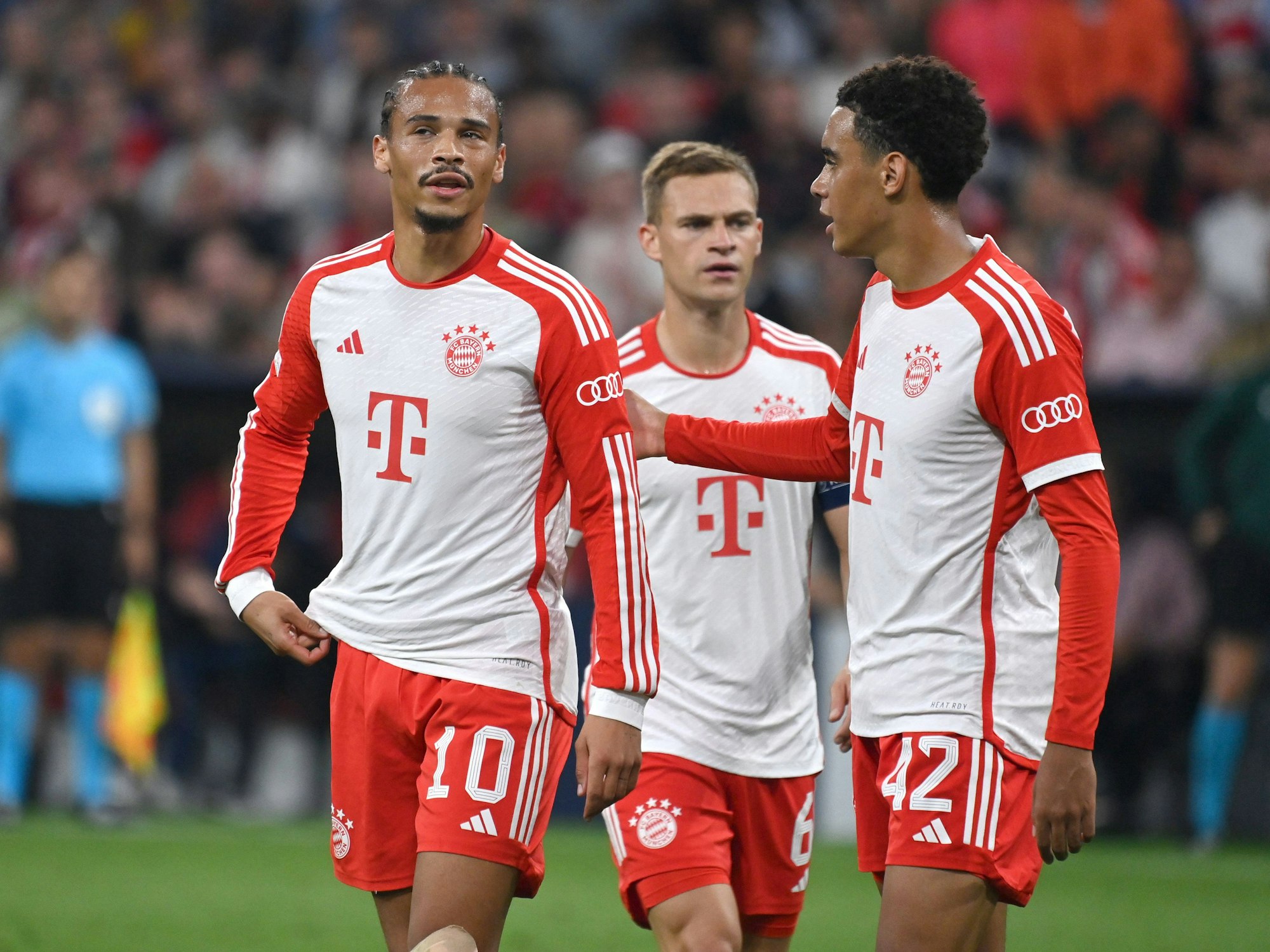 Leroy Sane (l.), Joshua Kimmich und Jamal Musiala (r.) am 20. September 2023 beim Spiel des FC Bayern gegen Manchester United.