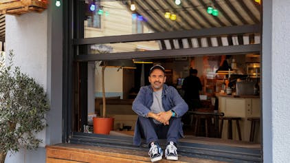 Der Inhaber des Meister-Gerhard Manuel Bouhaddouz sitzt vor seinem Restaurant auf der Fensterbank.