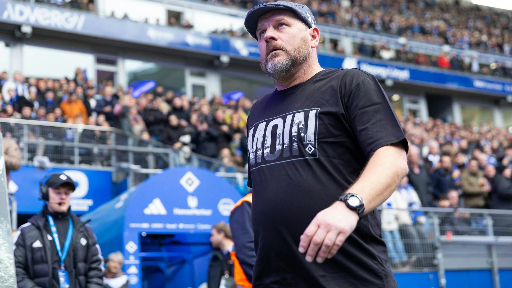 Wie schon stets in Köln in T-Shirt und mit Schiebermützr: HSV-Trainer Steffen Baumgart