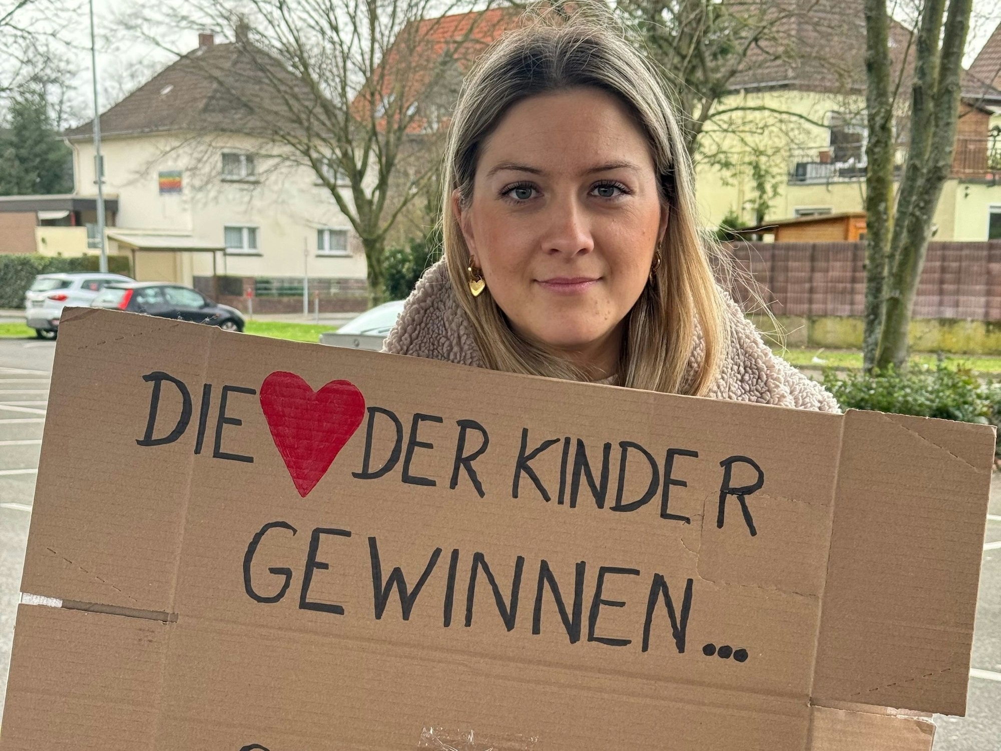 Verena Gessing (31)

Kinder Lea (5) und Max (1,5)

Demo zum Kitanotstand in Leverkusen am 21. Februar 2024 vor dem Leverkusener Rathaus.