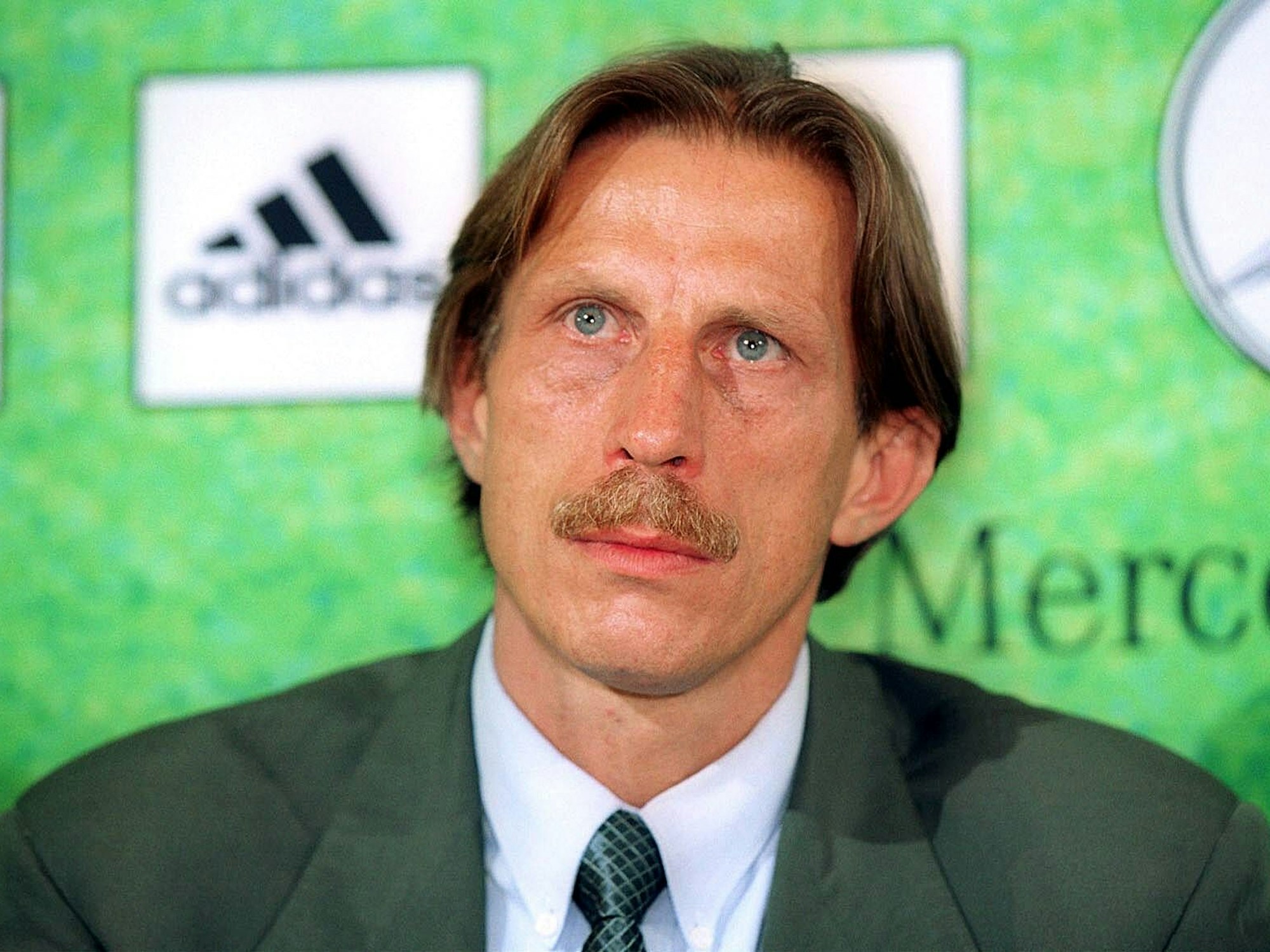 Trainer Christoph Daum (Leverkusen) nachdenklich auf der Pressekonferenz.