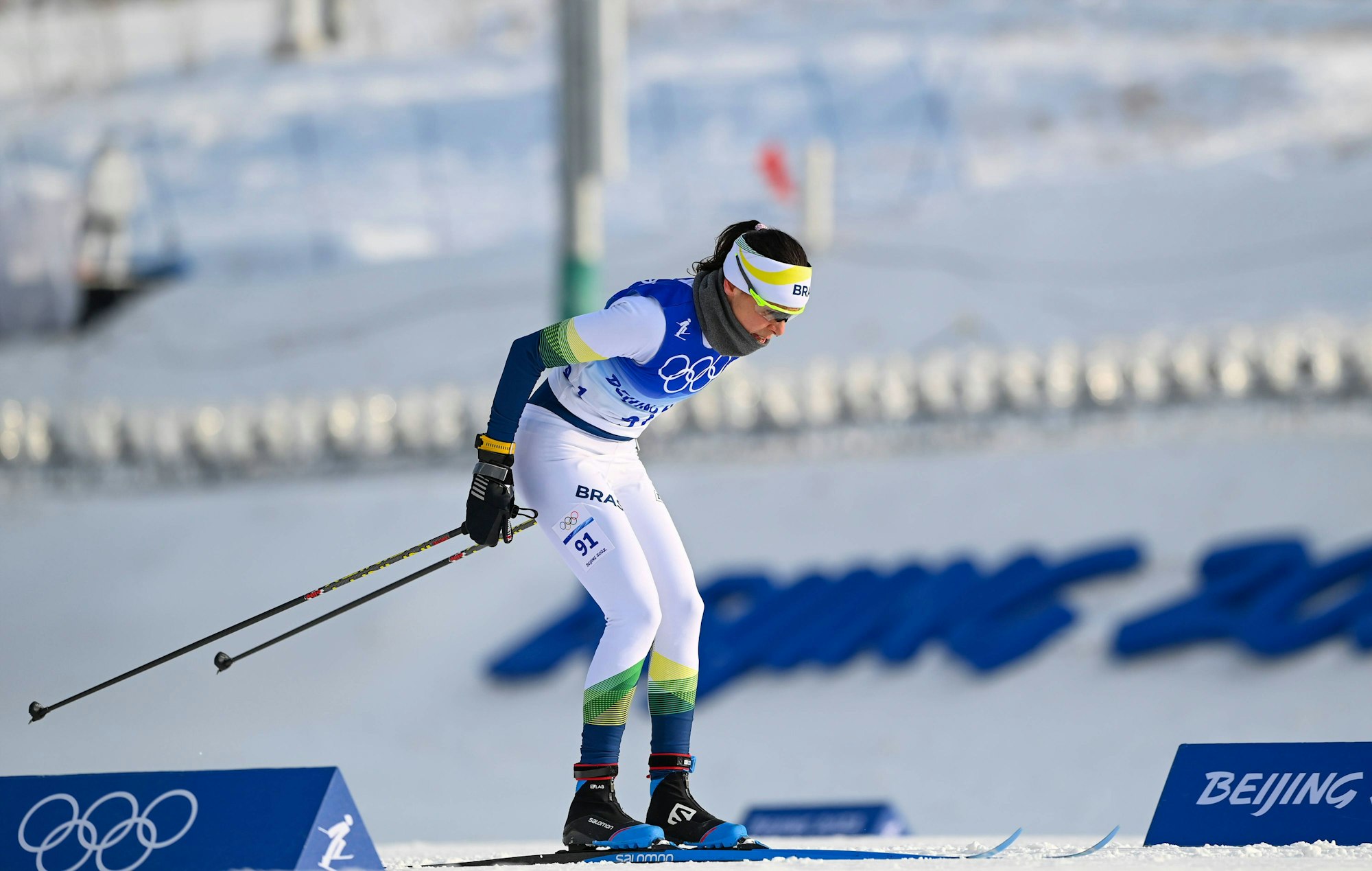 Jaqueline Mourao während eines Langlauf-Rennens bei den Olympischen Winterspielen 2022.