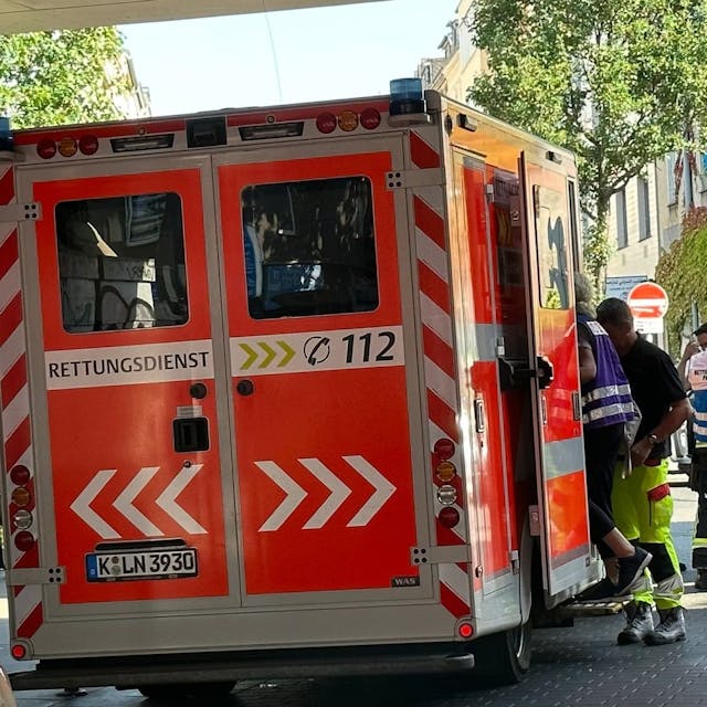 Ein Rettungswagen steht an der Bahnhaltestelle Trimobornstraße.