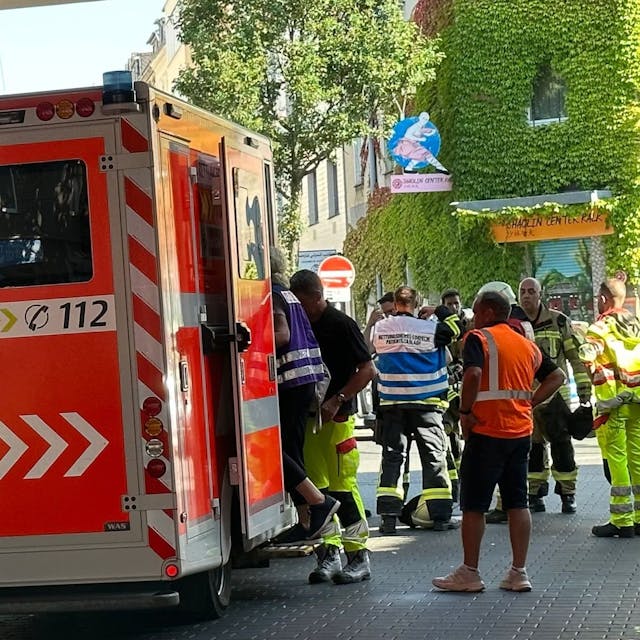 Ein Rettungswagen steht an der Bahnhaltestelle Trimobornstraße.