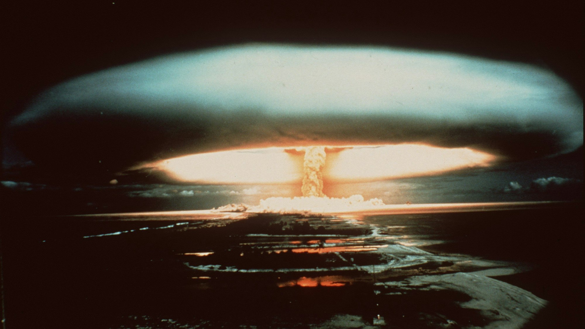 Frankreich, Mururoa-Atoll: Nach der Explosion einer französischen Atombombe schwebt 1970 dieser riesige Atompilz über dem Mururoa-Atoll. (Archivbild)