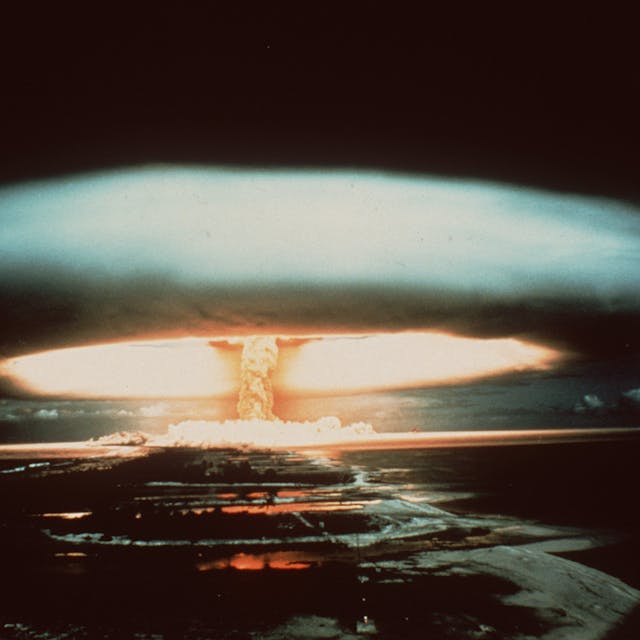 Frankreich, Mururoa-Atoll: Nach der Explosion einer französischen Atombombe schwebt 1970 dieser riesige Atompilz über dem Mururoa-Atoll. (Archivbild)