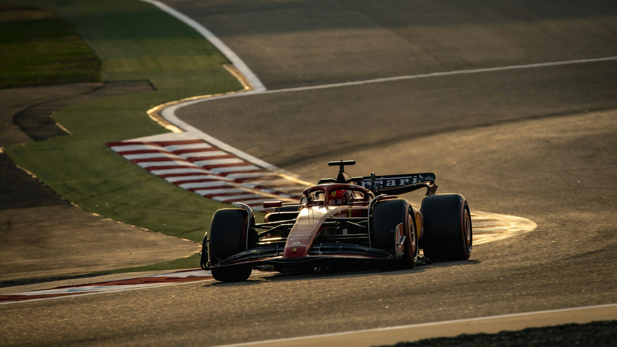 Formel-1-Pilot Charles Leclerc fährt in seinem Ferrari über die Strecke In Bahrain.