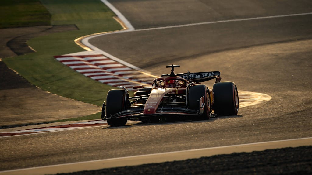 Formel-1-Pilot Charles Leclerc fährt in seinem Ferrari über die Strecke In Bahrain.&nbsp;