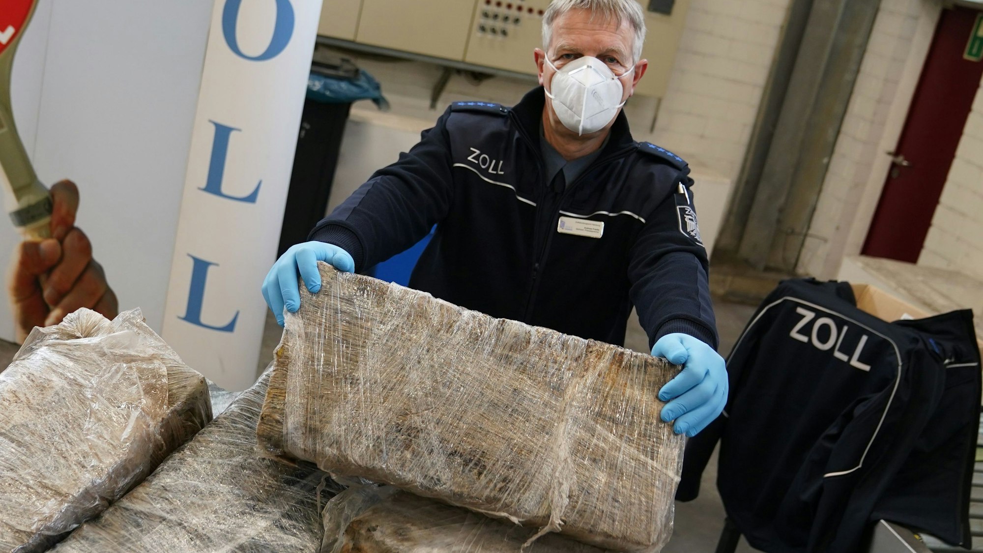 Sichergestelltes Kokain wird in Hamburg präsentiert.