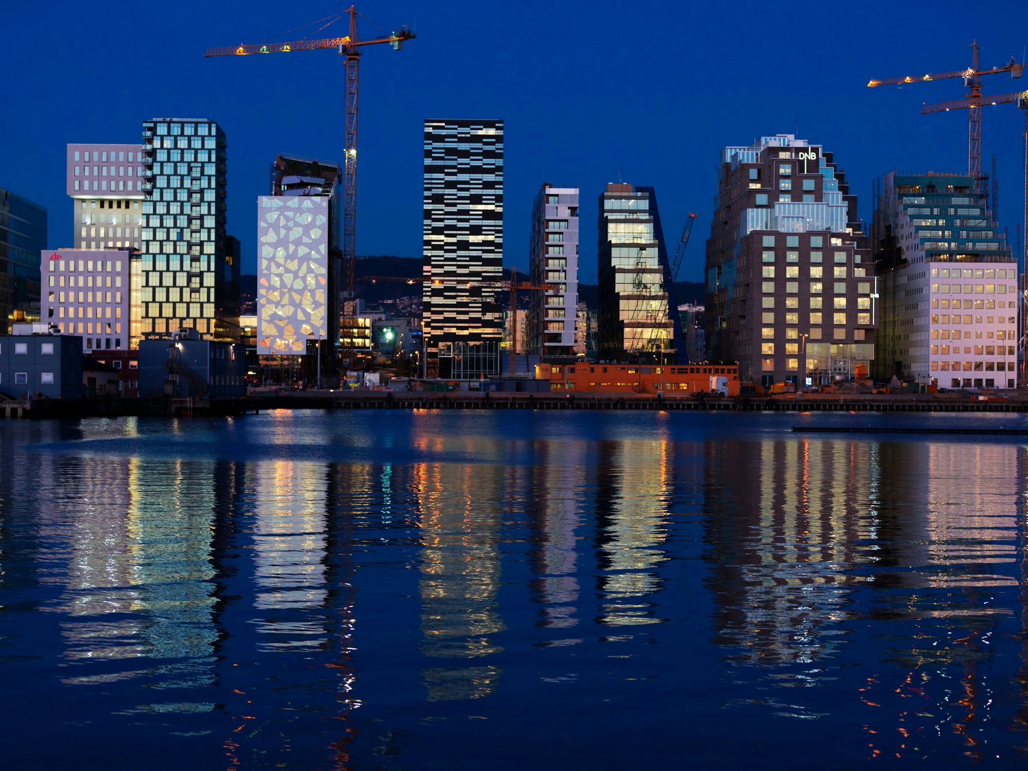 Gebäude reflektieren im Wasser in Oslo, Norwegen, hier im November 2012.