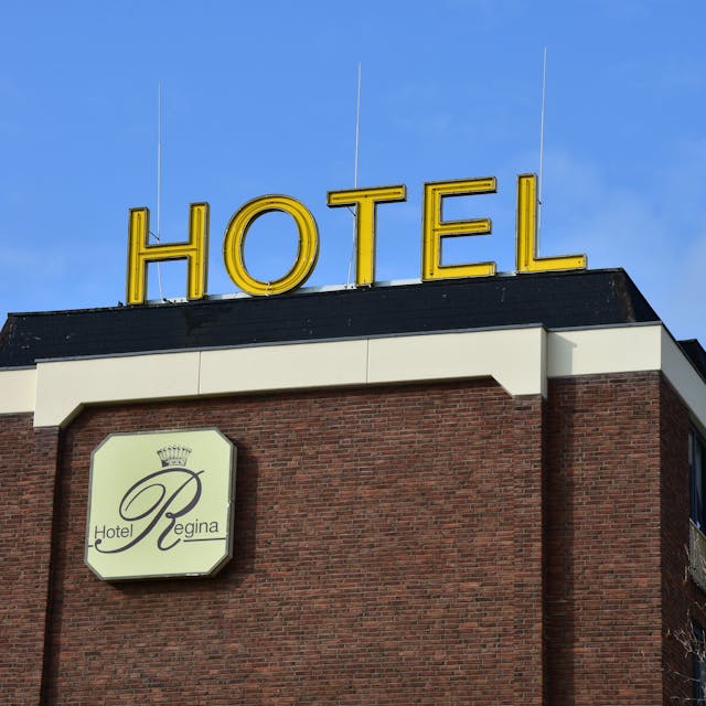 Gebäudefassade mit Hotel-Schrift.
