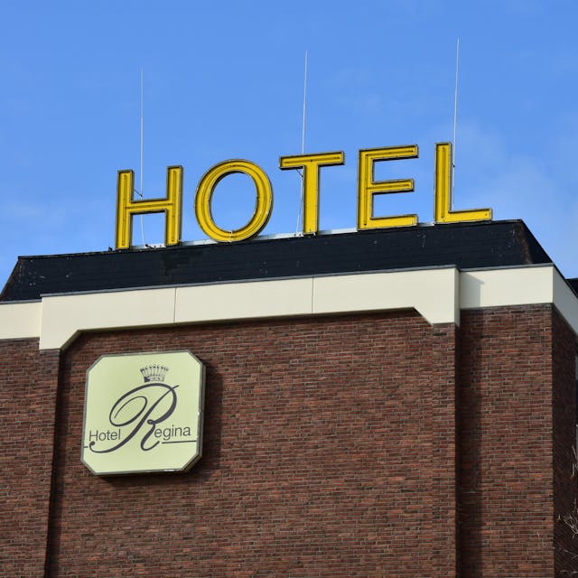 Gebäudefassade mit Hotel-Schrift.