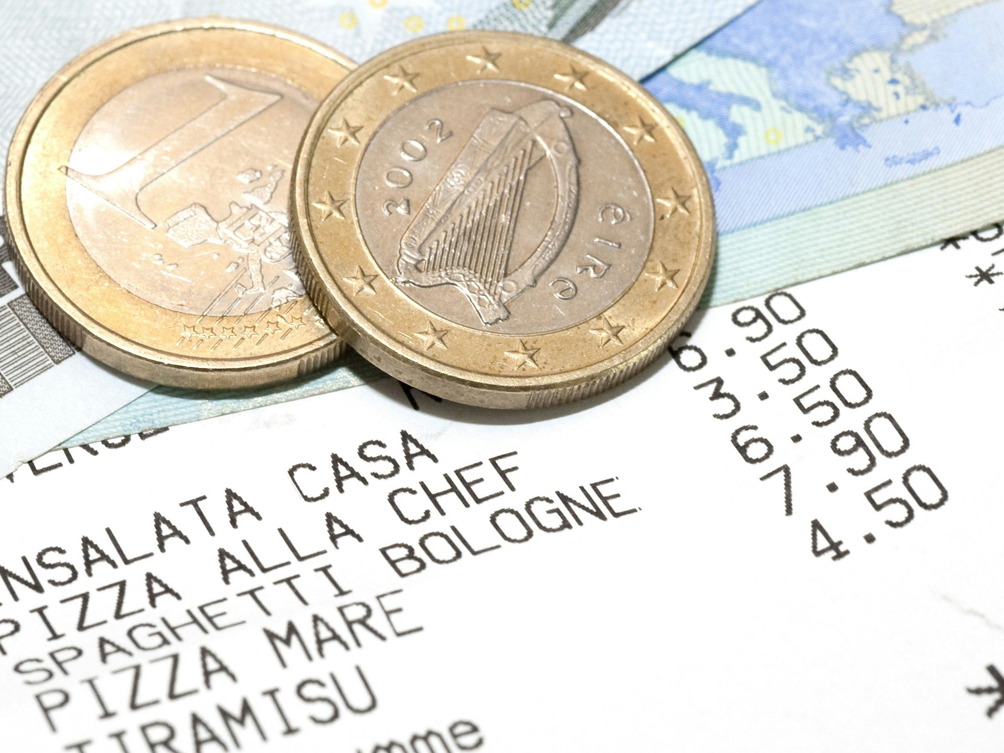 In einem italienischen Restaurant liegt Trinkgeld auf dem Rechnungsbeleg, hier im Mai 2009.