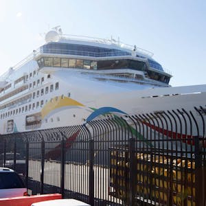 Das Kreuzfahrtschiff „Norwegian Dawn“ mit mehr als 3000 Menschen an Bord steht im Hafen von Port Louis auf Mauritius. Wegen des Verdachts auf einen Cholera-Ausbruch ist das Schiff abgeriegelt.