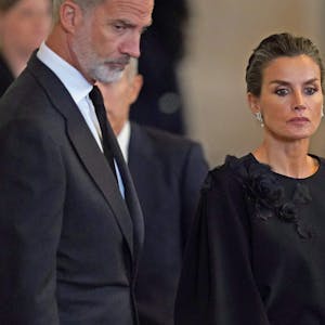 Königin Letizia und König Felipe in schwarzer Trauerkleidung.