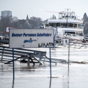 ARCHIV - 05.02.2021, Nordrhein-Westfalen, Bonn: Schiffsanleger sind vom Rhein überflutet.&nbsp;