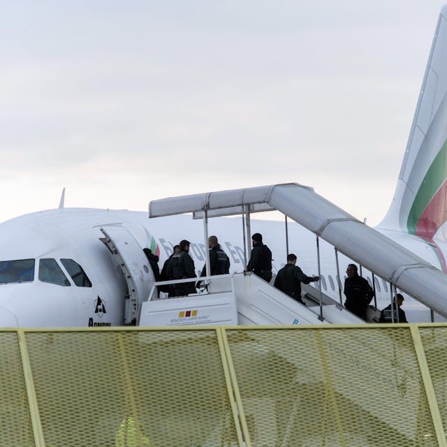 In NRW haben 48.902 abgelehnte Asylbewerber eine Duldung. Zu sehen sind Menschen, die in ein Flugzeug steigen.
