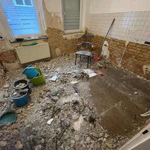 Das Bild zeigt einen Raum in einem Haus in Euskirchen, das nach der Flut gerade entkernt wird.