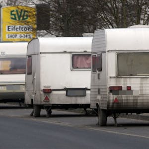 Wohnwagen stehen am Straßenstrich in Köln-Rondorf am Eifeltor.