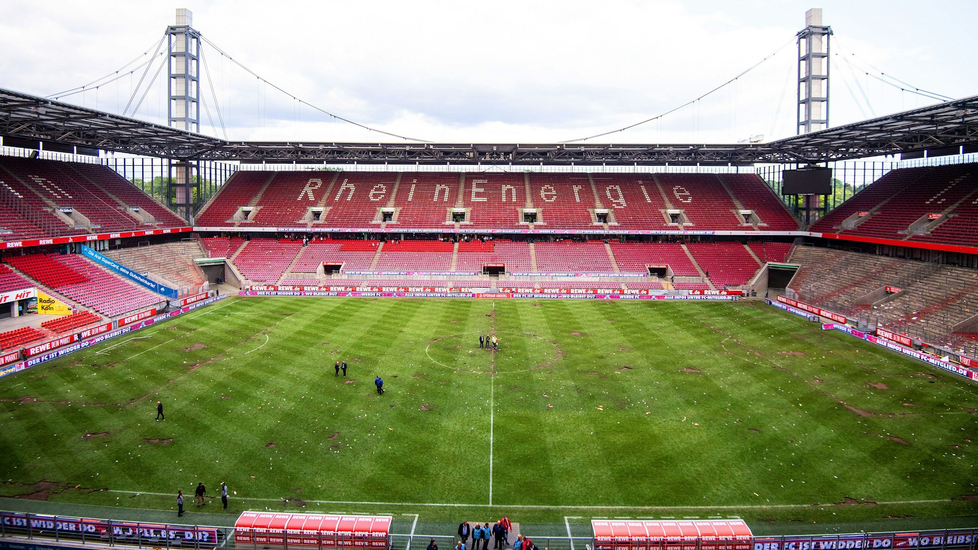 Auf dem Foto ist das leere Müngersdorfer Stadion zu sehen.