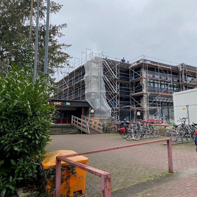 Zu sehen ist das im Bau befindliche neue Gebäude der Barbaragrundschule in Brühl-Kierberg.