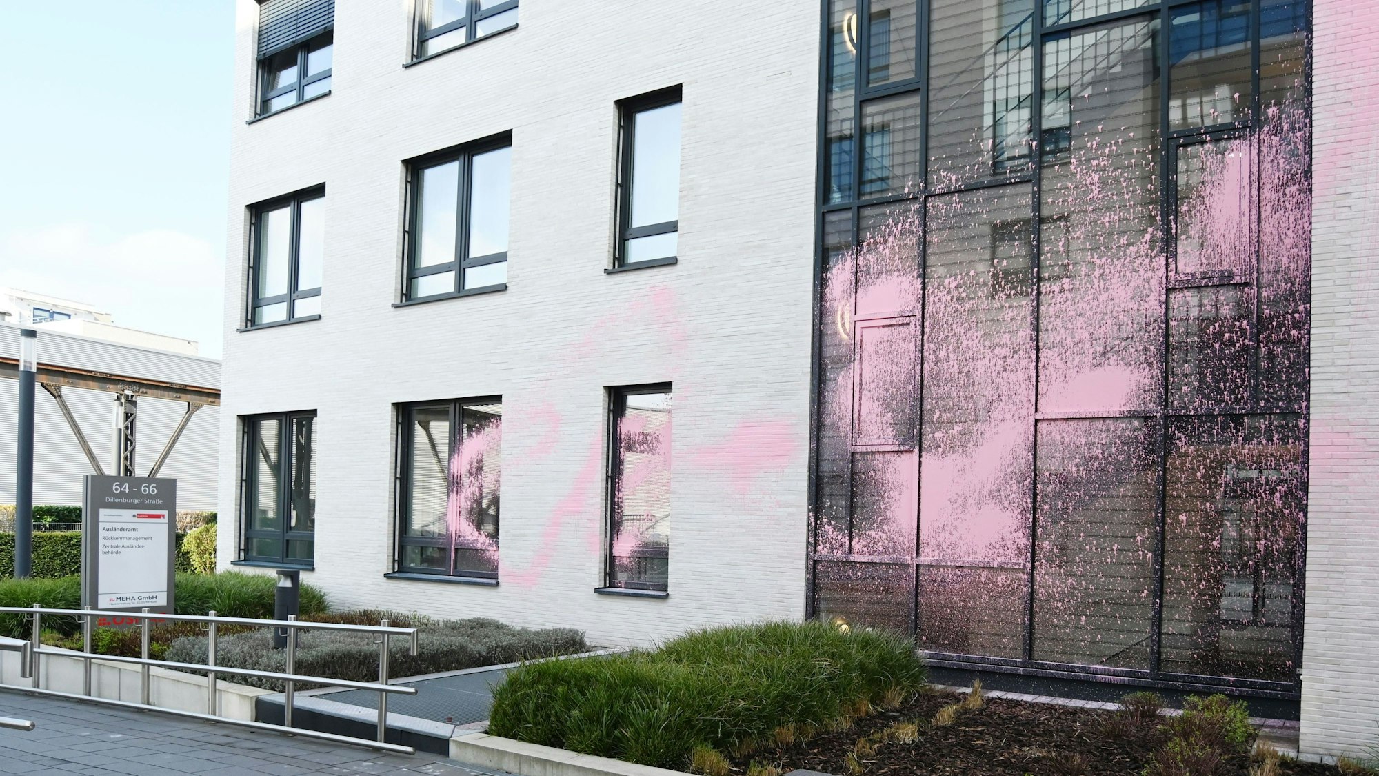 Das Ausländeramt auf der Dillenburgerstraße ist mit rosa Farbe beschmiert.