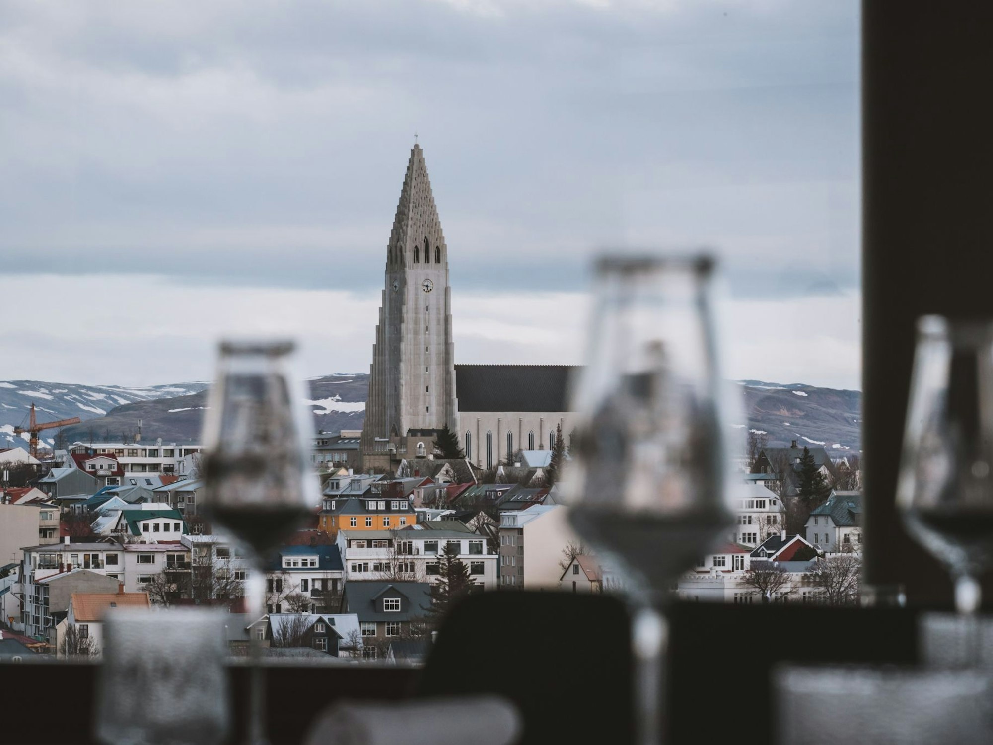 Speisen mit Blick auf die Hallgrímskirkja, hier im April 2019 in Reykjavik, Island.