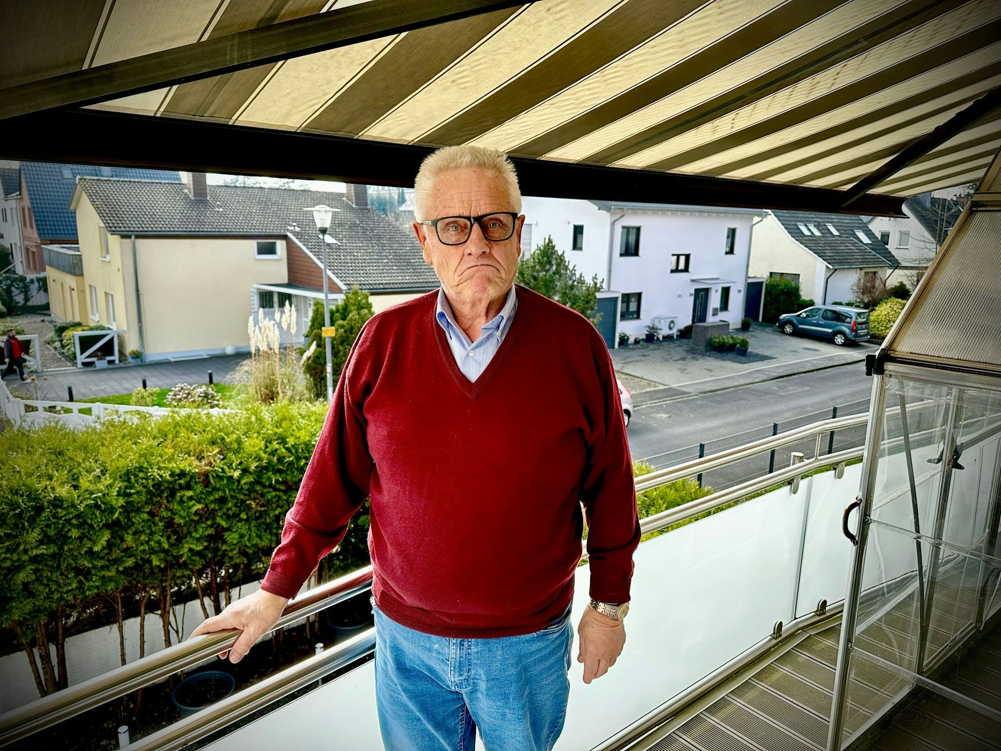 Dieter Milz steht auf seinem Balkon.