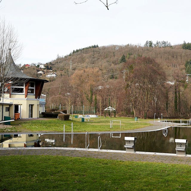 Das Bild zeigt das menschenleere Freibad am Rurufer in Heimbach im Winter.