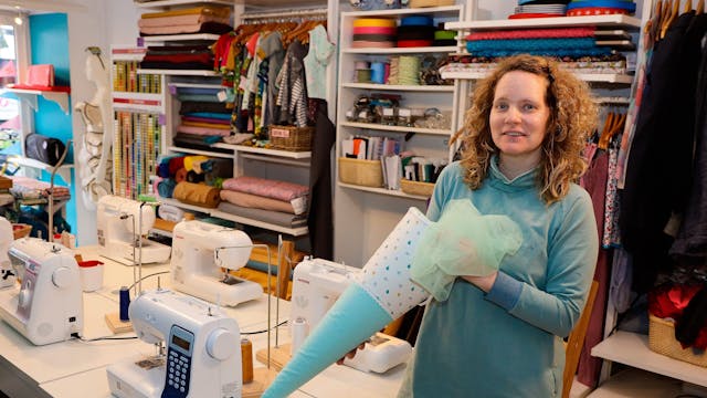 Kathrin Hittorf, Inhaberin der Nähwerkstatt Köln, zeigt eine Schultüte.