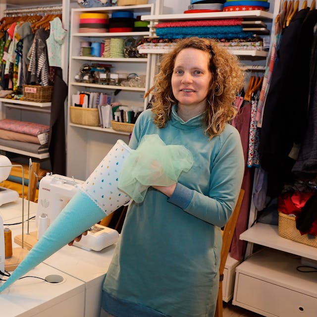 Kathrin Hittorf, Inhaberin der Nähwerkstatt Köln, zeigt eine Schultüte.