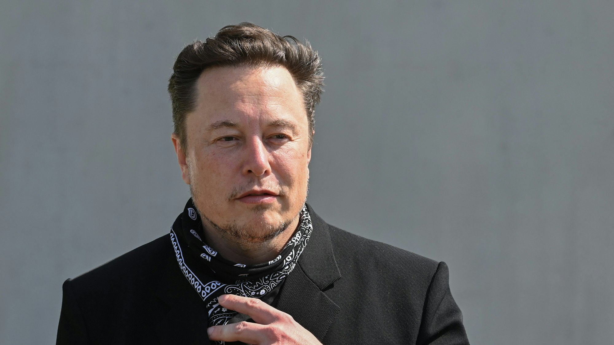 Elon Musk, Tesla-Chef, steht bei einem Pressetermin auf dem Gelände der Tesla Gigafactory. (Symbolbild)