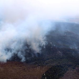Rauch von Buschbränden ist nördlich von Beaufort in der Nähe von Ballarat in Victoria zu sehen. Feuerwehrleute kämpfen weiter gegen ein großes Buschfeuer im Westen Victorias.
