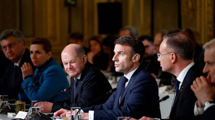 Der französische Präsident Emmanuel Macron, neben dem deutschen Bundeskanzler Olaf Scholz (L), hält eine Rede zur Eröffnung einer Konferenz zur Unterstützung der Ukraine mit europäischen Staats- und Regierungschefs im Pariser Präsidentenpalast Elysee.