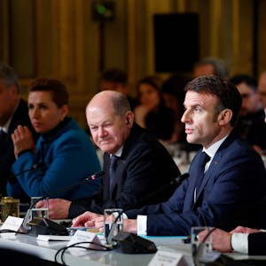 Der französische Präsident Emmanuel Macron, neben dem deutschen Bundeskanzler Olaf Scholz (L), hält eine Rede zur Eröffnung einer Konferenz zur Unterstützung der Ukraine mit europäischen Staats- und Regierungschefs im Pariser Präsidentenpalast Elysee.