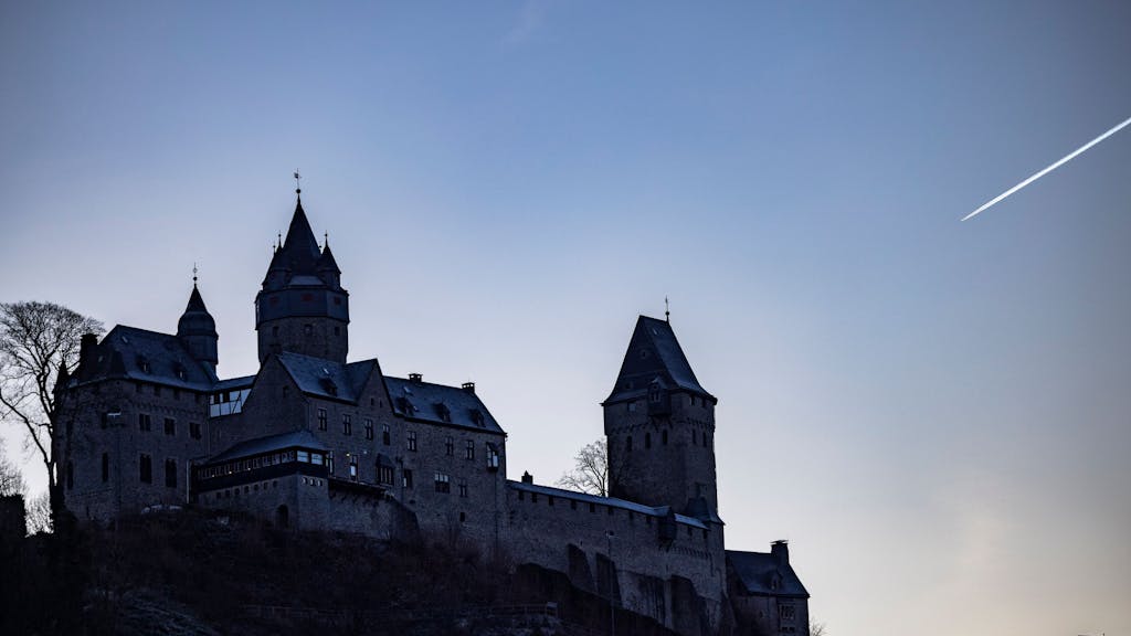 Die Silhouette der Burg in Altena im morgendlichen Sonnenlicht
