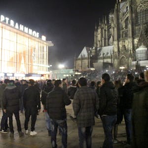 Menschen vor dem Hauptbahnhof in der Silvesternacht 2015