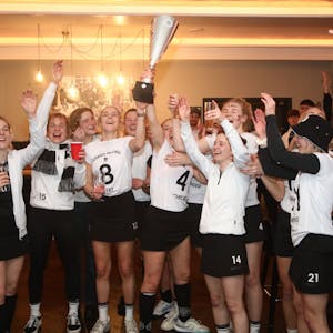 Die Hockey-Damen von Schwarz-Weiß Köln feiern den Aufstieg in die Hallen-Bundesliga ausgelassen in ihrem Klubheim.