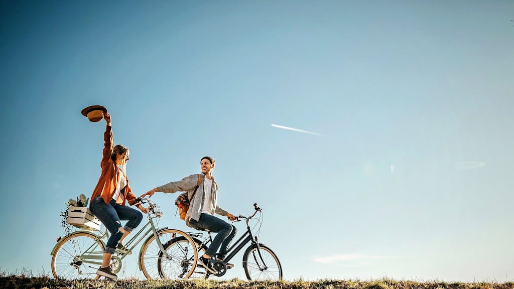 Ein junges Paar fährt mit den Fahrrädern durch die Natur