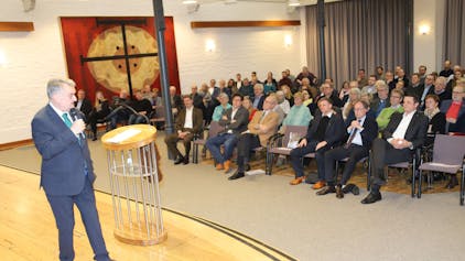 Innenminister Herbert Reul besuchte die Lions Hennef/Rhein-Sieg in der Meys Fabrik und hielt einen Vortrag.