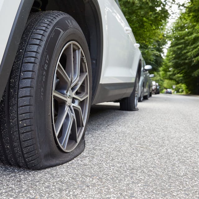 Ein Skoda mit platten Reifen ist am Straßenrand geparkt.