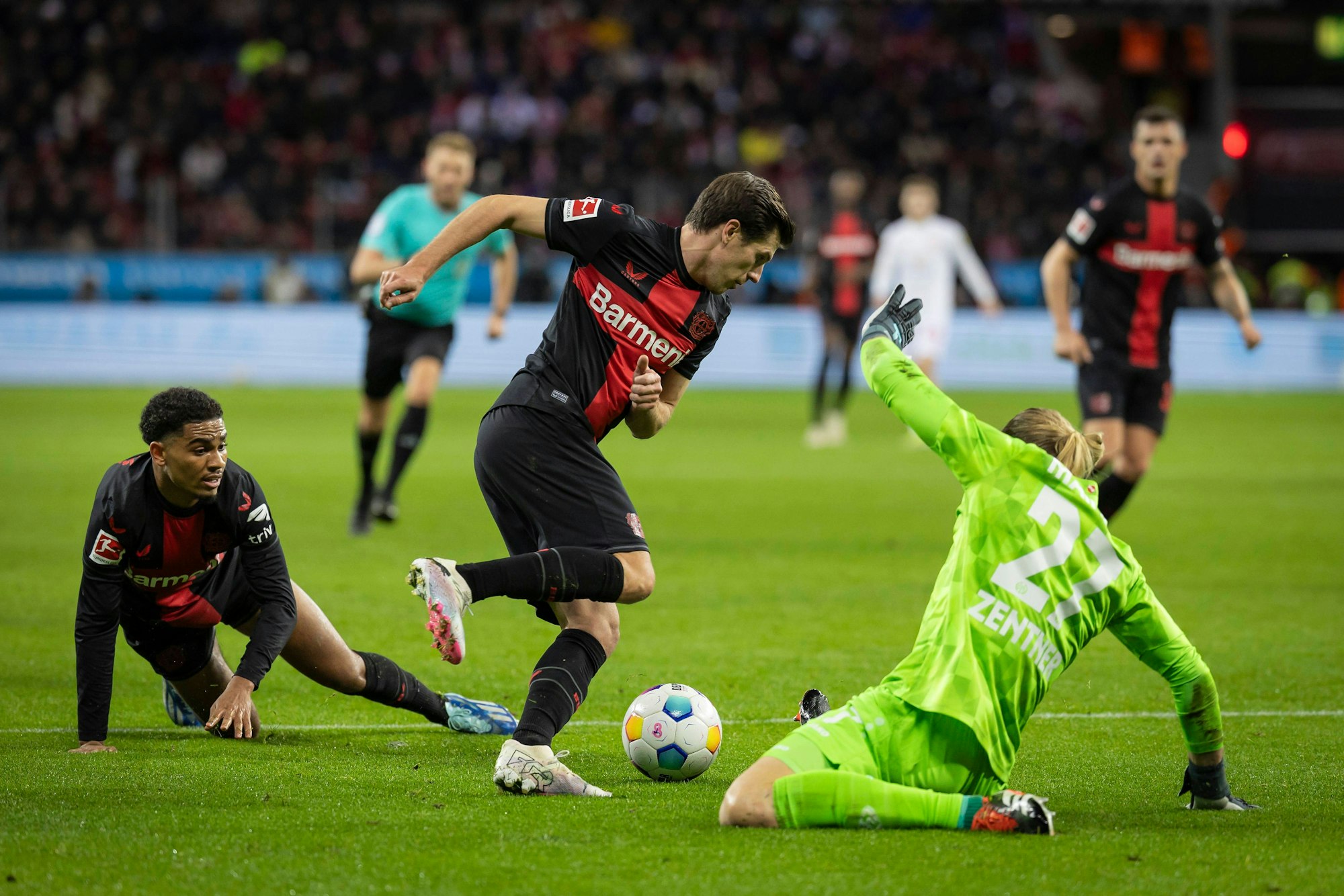 Möchte mal wieder treffen: Der Leverkusener Jonas Hofmann (am Ball), hier gegen Mainz, hat in diesem Jahr noch kein Tor erzielt.